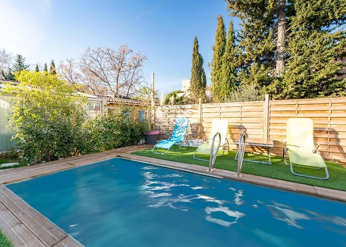 Le Houda Et En Option * Nimes